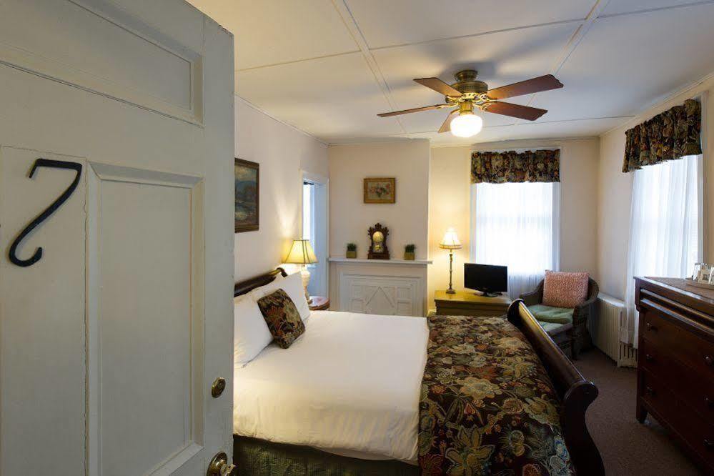 Rogues Harbor Inn Lansing 외부 사진
